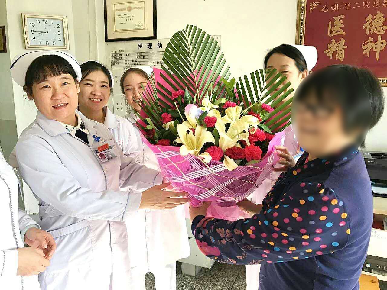落實(shí)優(yōu)惠政策，加大扶持力度。養(yǎng)老本身就是個(gè)社會(huì)問(wèn)題，需要全社會(huì)的重視和參與。當(dāng)前云南各地民營(yíng)敬老院、托老所已有不少，但同民政部門辦的敬老院、托老所等相比，還存在著政策支持、經(jīng)費(fèi)保障、經(jīng)營(yíng)風(fēng)險(xiǎn)等困難。推動(dòng)社會(huì)化養(yǎng)老產(chǎn)業(yè)發(fā)展，讓民營(yíng)養(yǎng)老服務(wù)機(jī)構(gòu)發(fā)揮更大作用，需要政府部門切實(shí)轉(zhuǎn)變觀念，落實(shí)優(yōu)惠扶持政策，加強(qiáng)機(jī)構(gòu)監(jiān)督管理，營(yíng)造更好的發(fā)展空間。